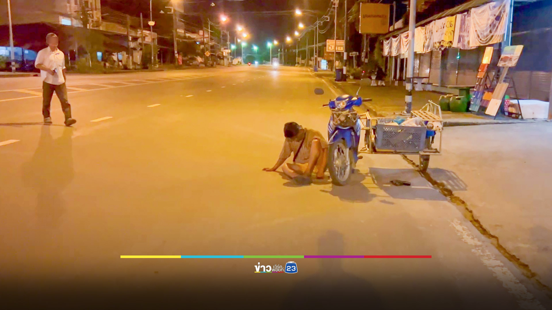 เมาไม่ขับนั่งหลับกลางถนน ตำรวจโทรหาเมียรับกลับบ้าน