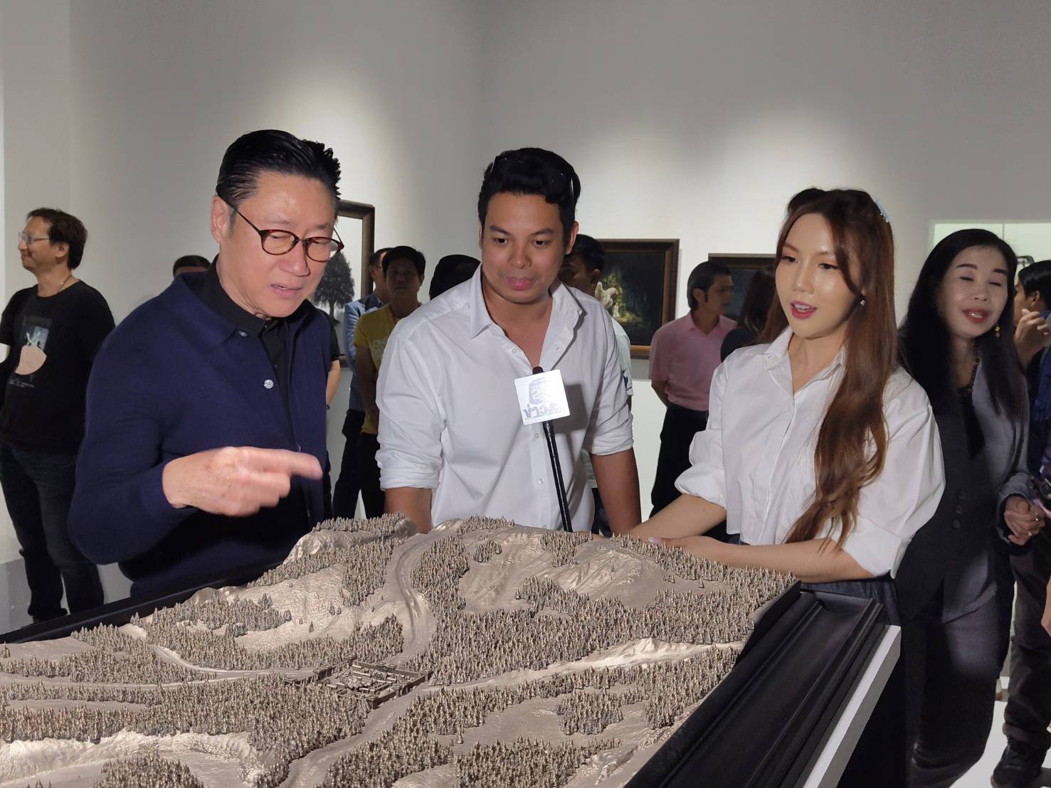 ลูกชาย อ.เฉลิมชัย จัดนิทรรศการศิลปะผลงานเดี่ยวครั้งแรกในรอบ 2 ปี