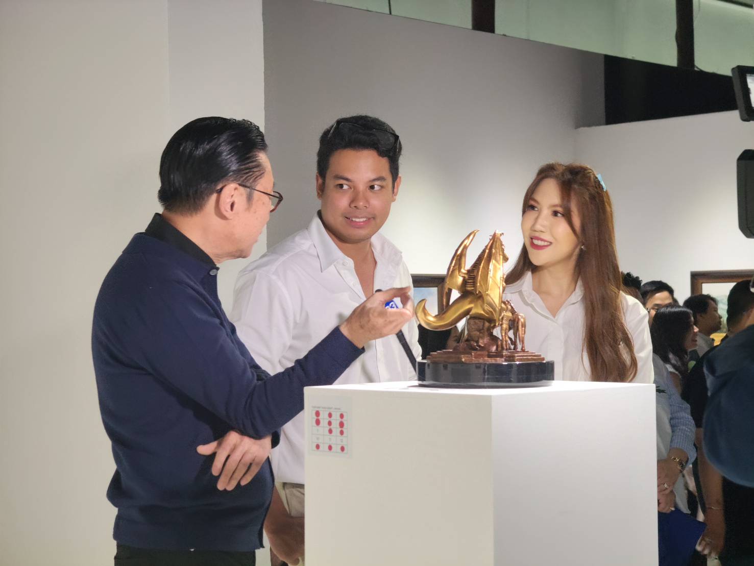 ลูกชาย อ.เฉลิมชัย จัดนิทรรศการศิลปะผลงานเดี่ยวครั้งแรกในรอบ 2 ปี