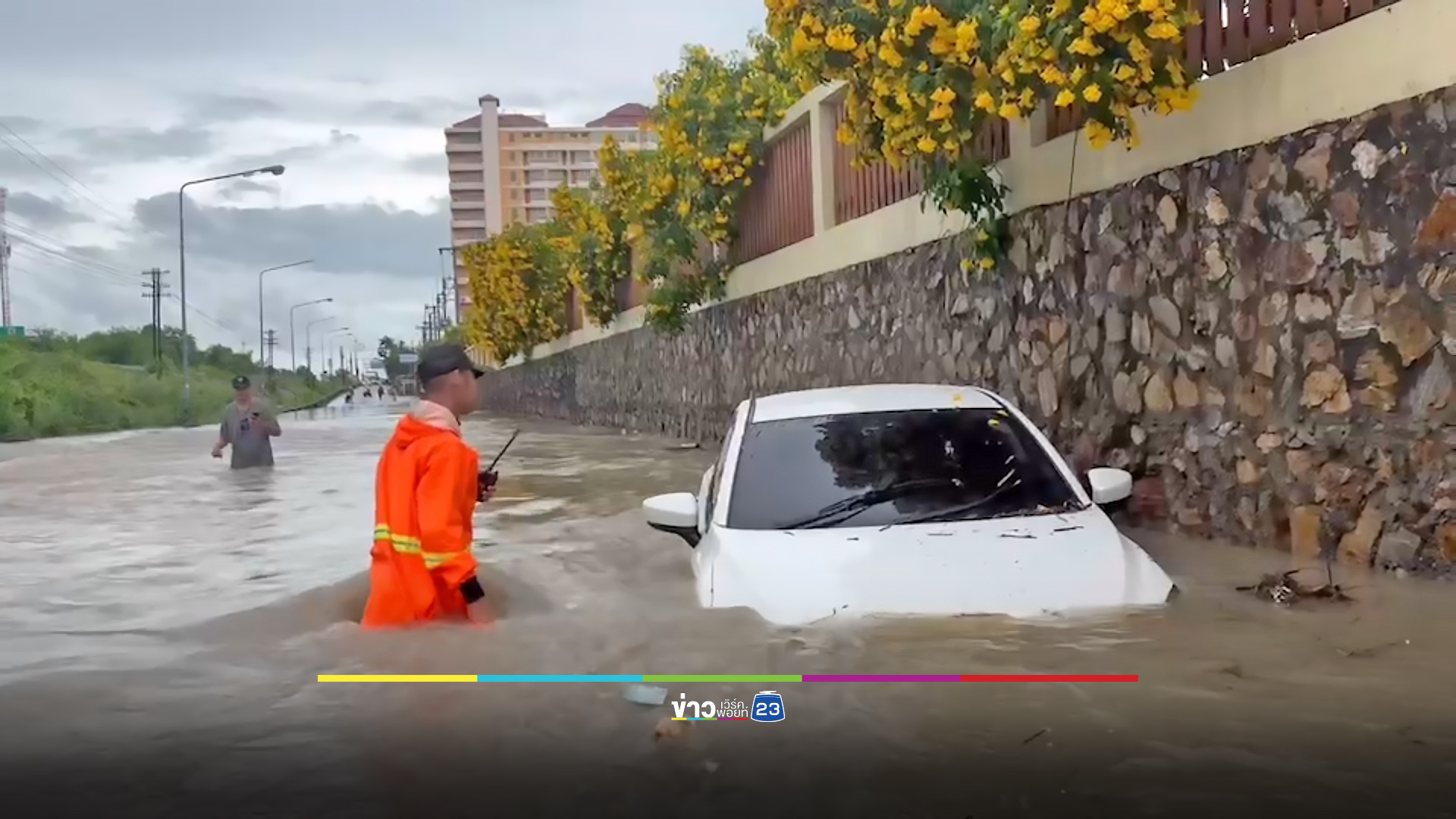 ฝนถล่มพัทยา 3 ชั่วโมง น้ำท่วมขังบางจุดเกือบมิดรถ