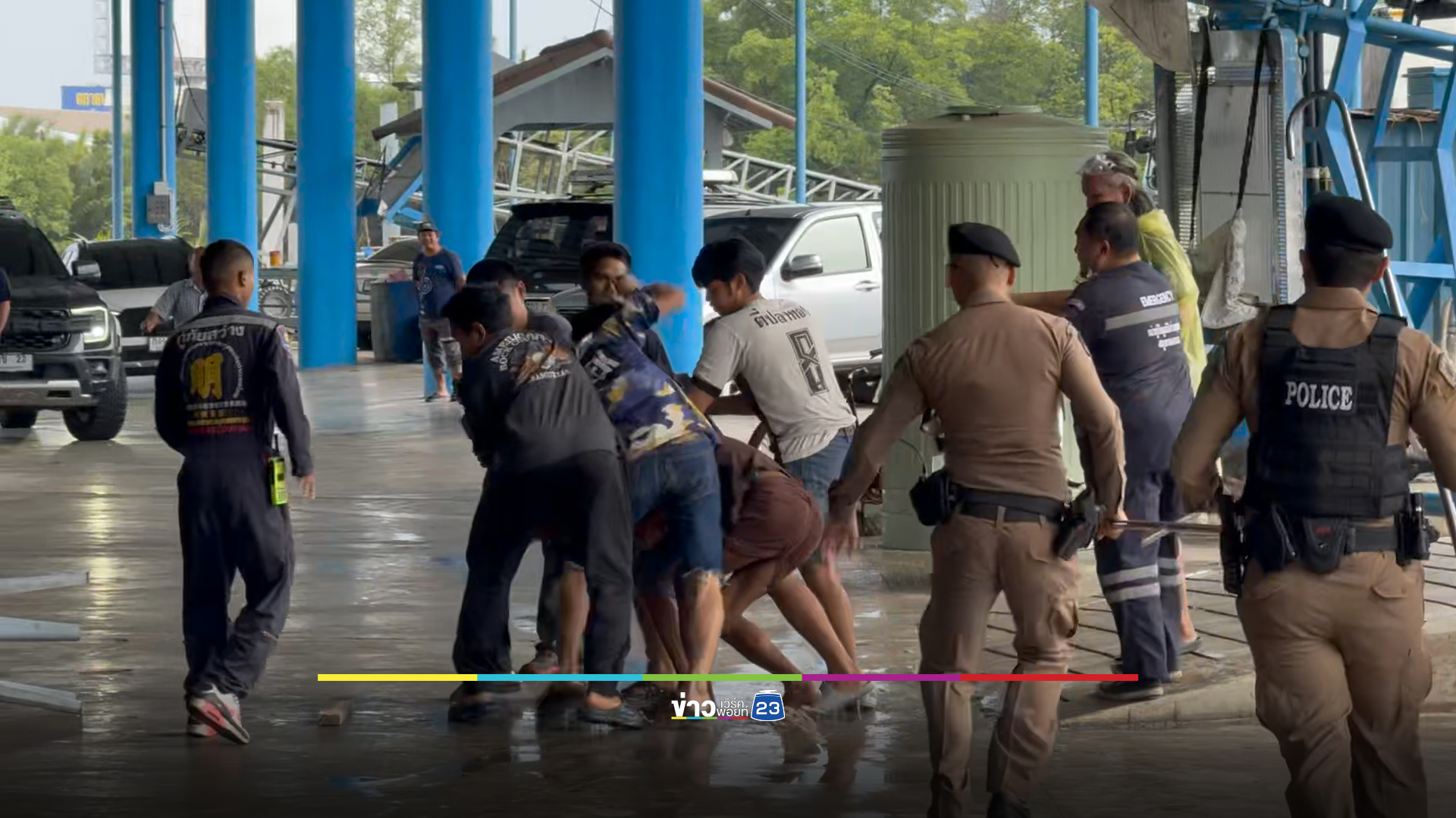 หนุ่มเมียนมาซดเหล้าเมายาบ้า ยืนรำมีดก่อนโดนกระทืบ