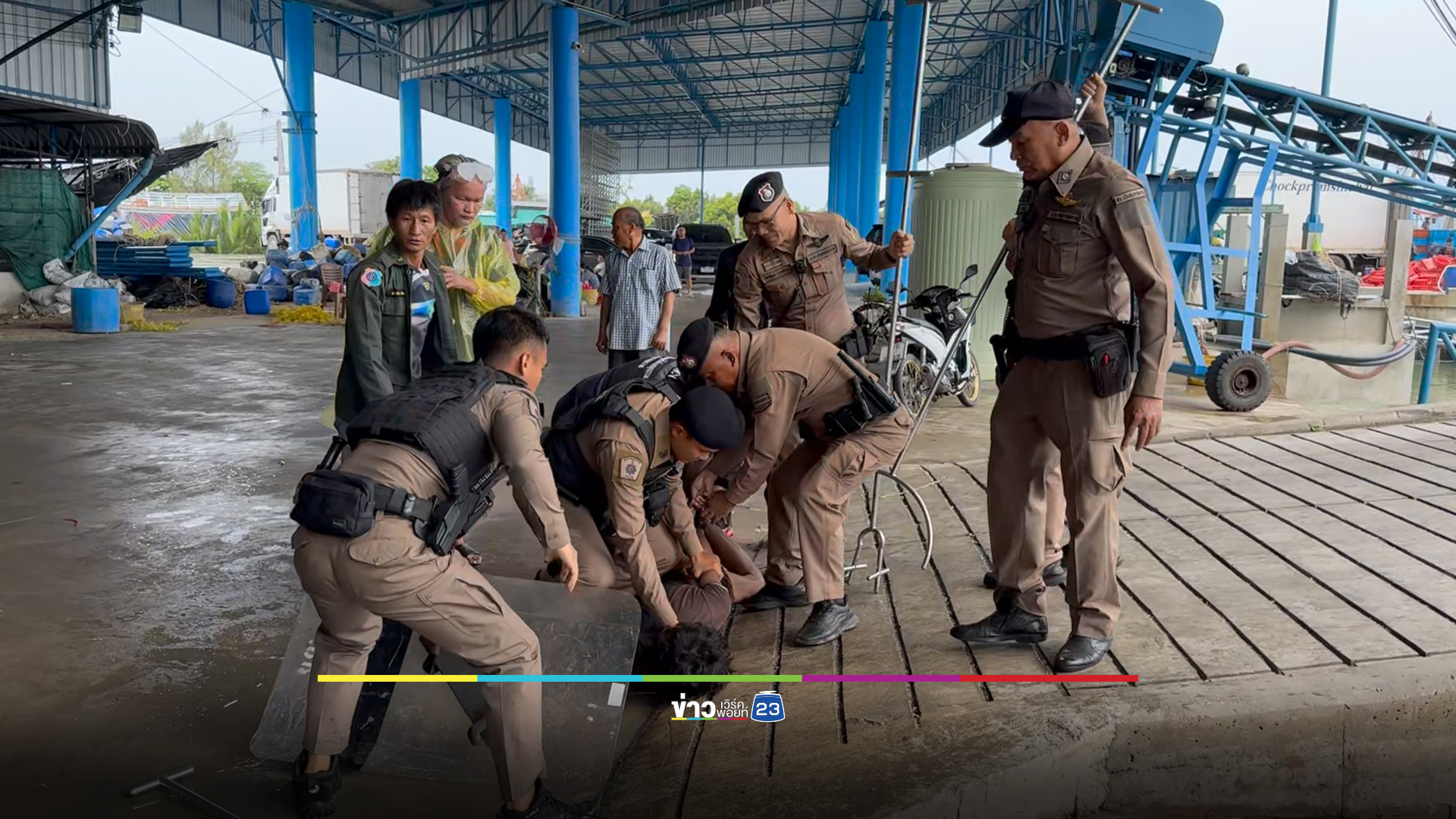 หนุ่มเมียนมาซดเหล้าเมายาบ้า ยืนรำมีดก่อนโดนกระทืบ