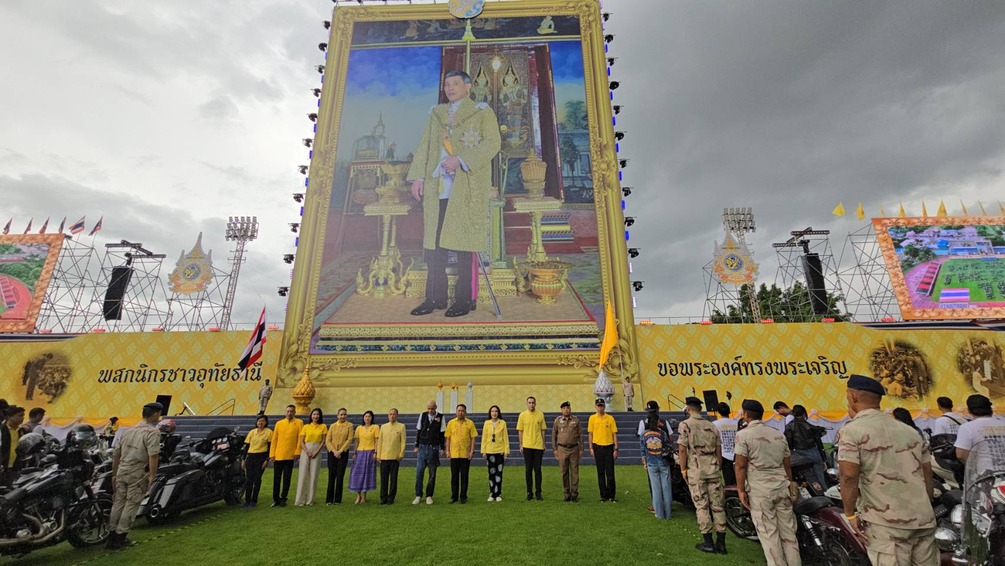 มกุฎราชกุมารแห่งมาเลเซียเสด็จร่วมชมการแปรขบวนอักษร WE LOVE THE KING 10