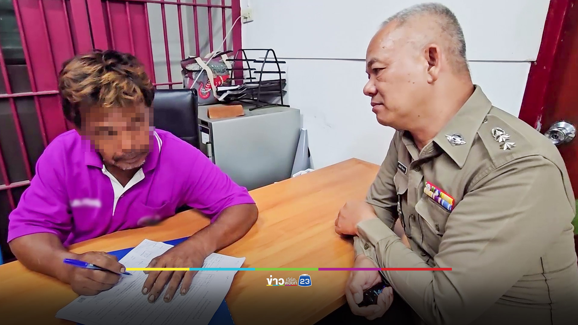 หนุ่มพ้นคุกแค่ 2 ชม.มาส่งยาบ้าใช้หนี้เงินประกันตัว พ่อนอนอยู่บ้านซวยด้วย โดนรวบทั้งคู่