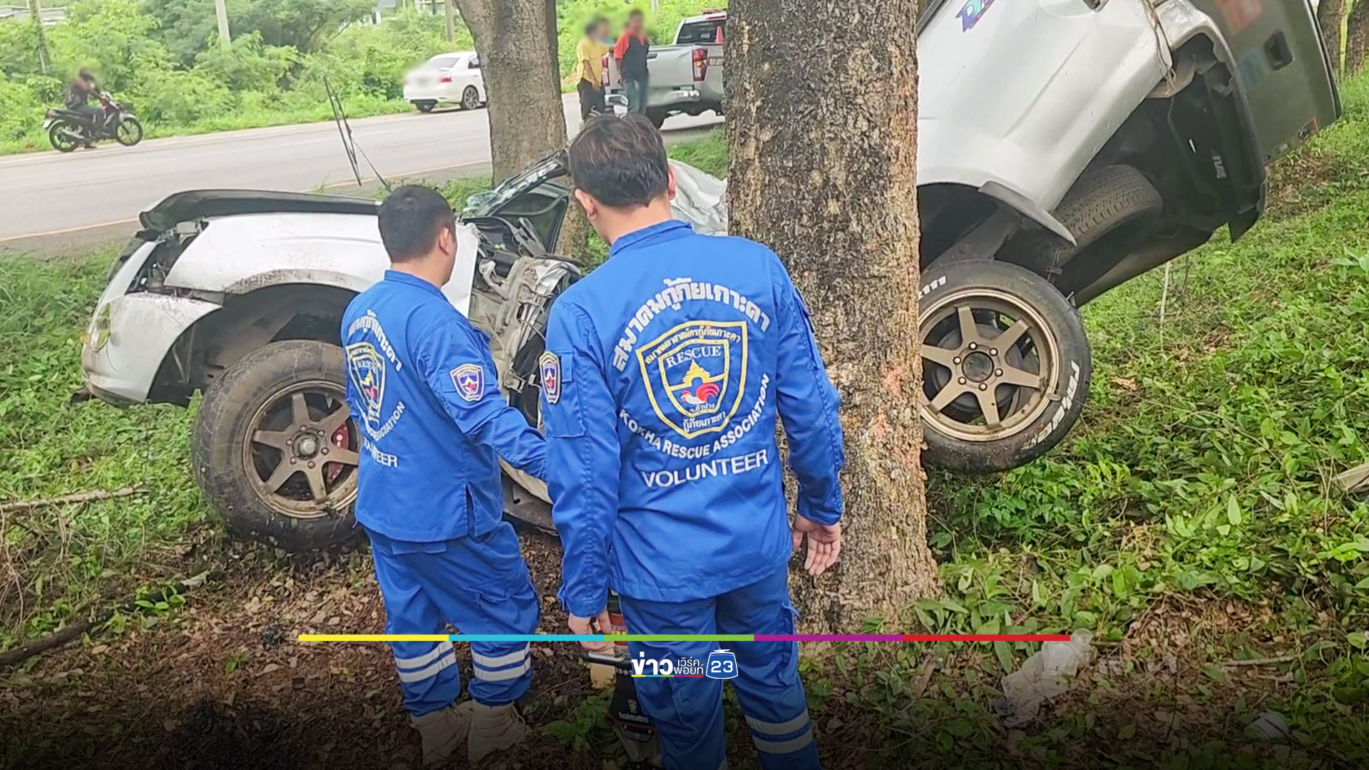 กระบะฝ่าสายฝน เสียหลักชนต้นไม้ ดับ 2 สาหัส 1