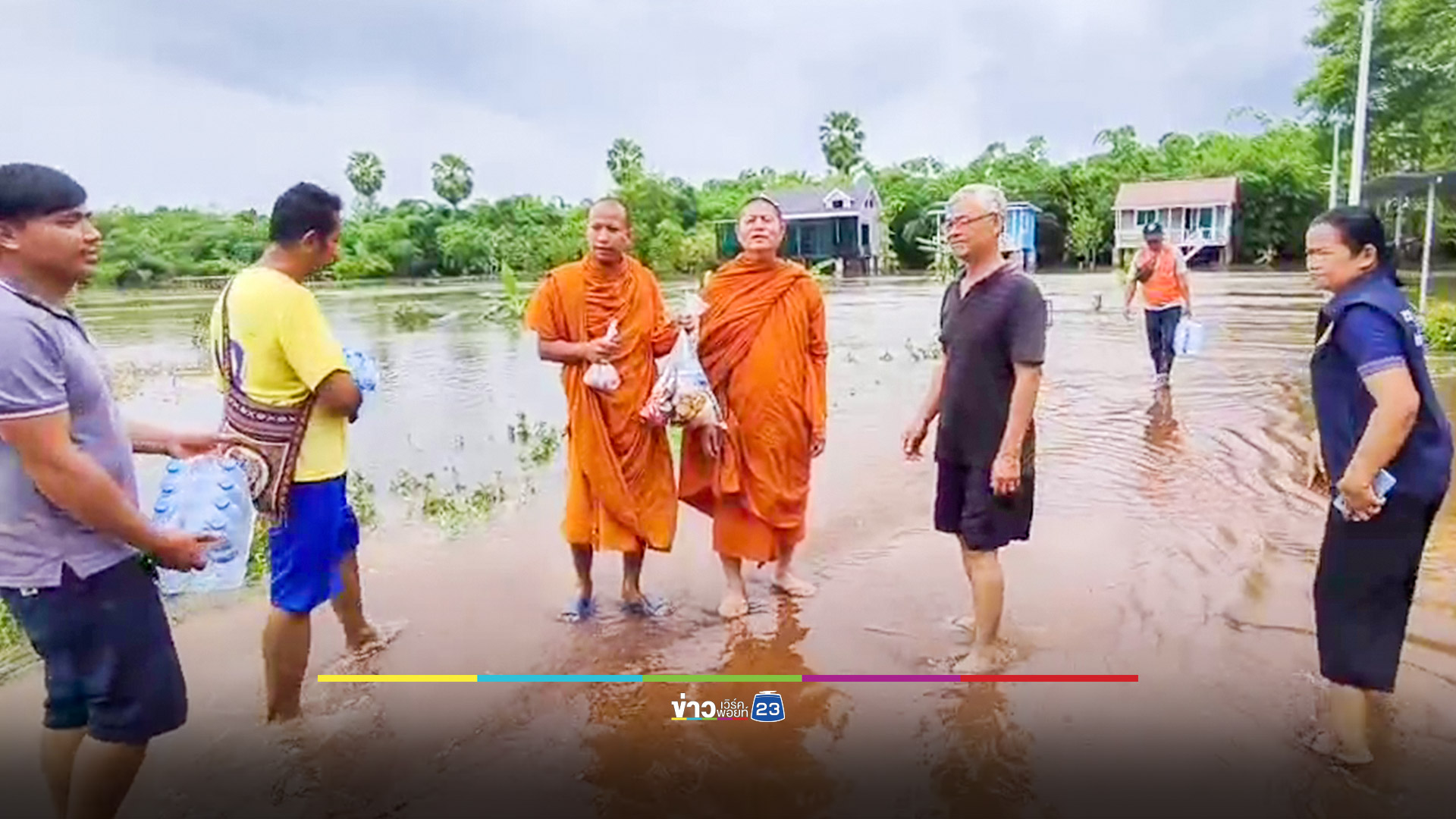 สาธุ! พระทำถุงยังชีพ แจกชาวบ้านประสบภัยน้ำท่วม
