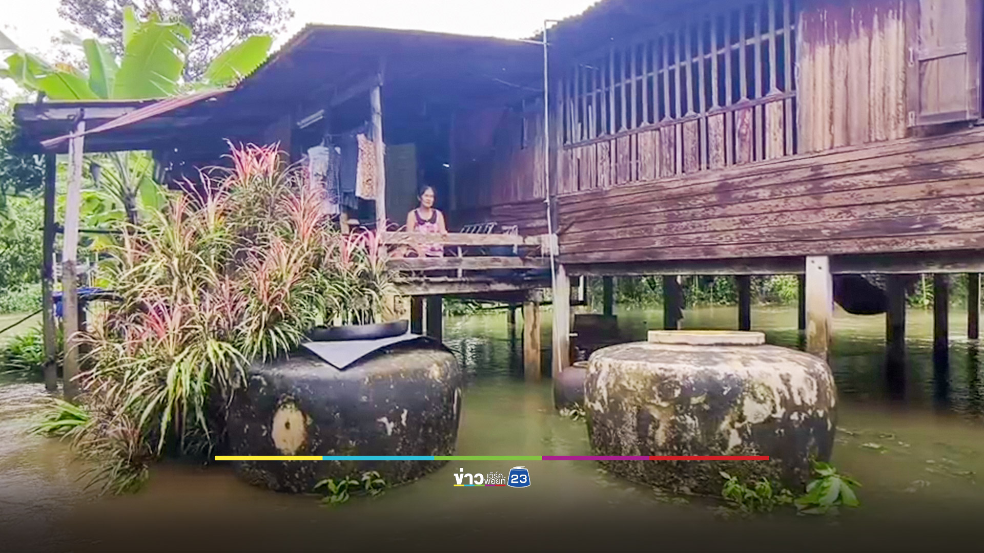 สาธุ! พระทำถุงยังชีพ แจกชาวบ้านประสบภัยน้ำท่วม
