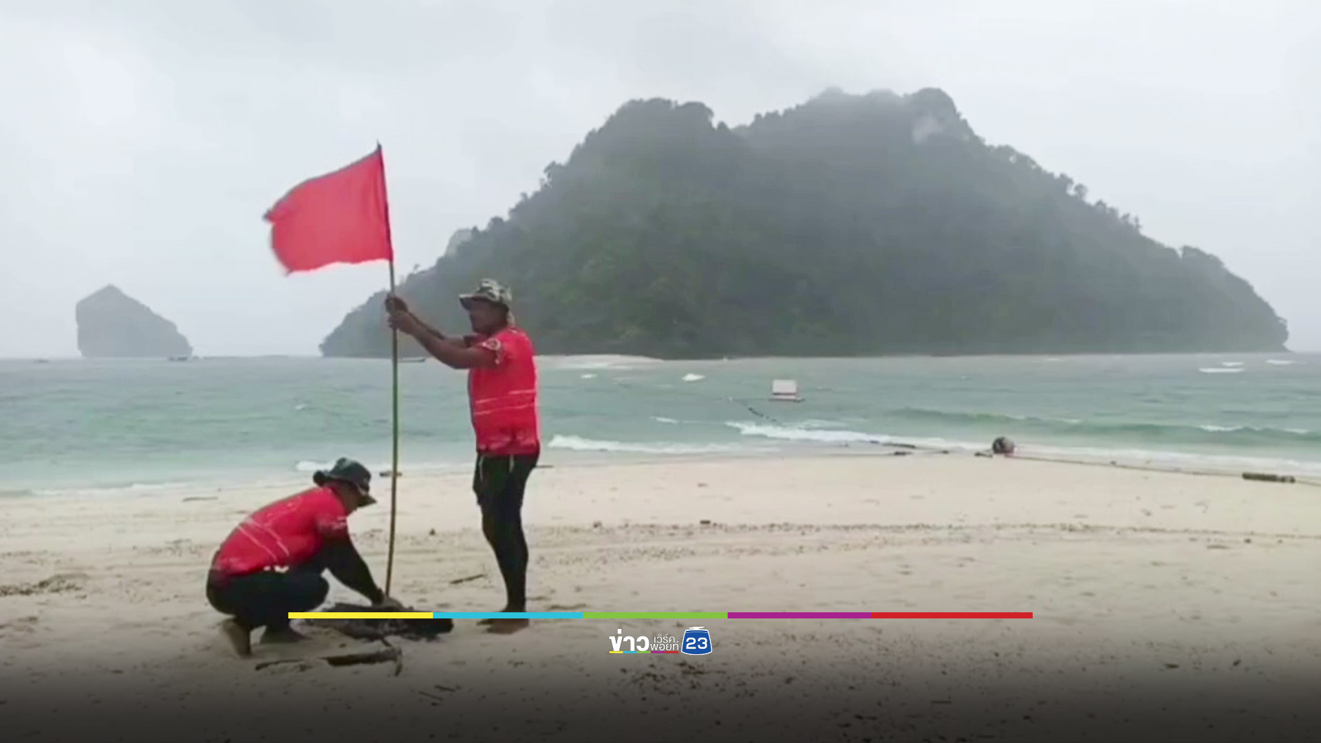 คลื่นลมแรงพัดเรือหางยาวนำเที่ยวล่ม ผู้ใหญ่ 2 เด็ก 1 ไร้เสื้อชูชีพ หวิดดับ