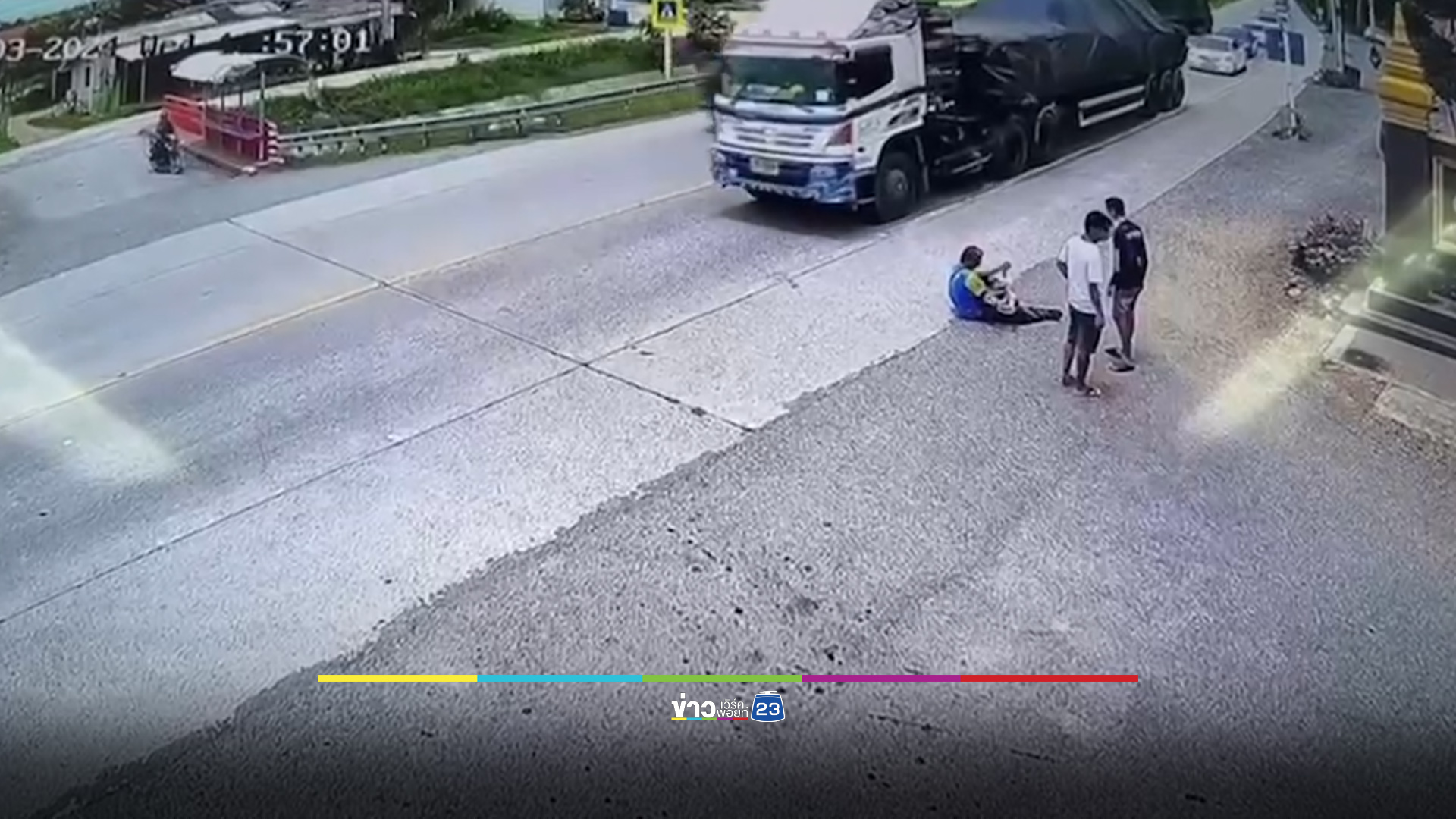 เด็ก 3 ขวบวิ่งเตลิดออกถนน โชคดีพลเมืองดีคว้าตัวทันก่อนถูกชน
