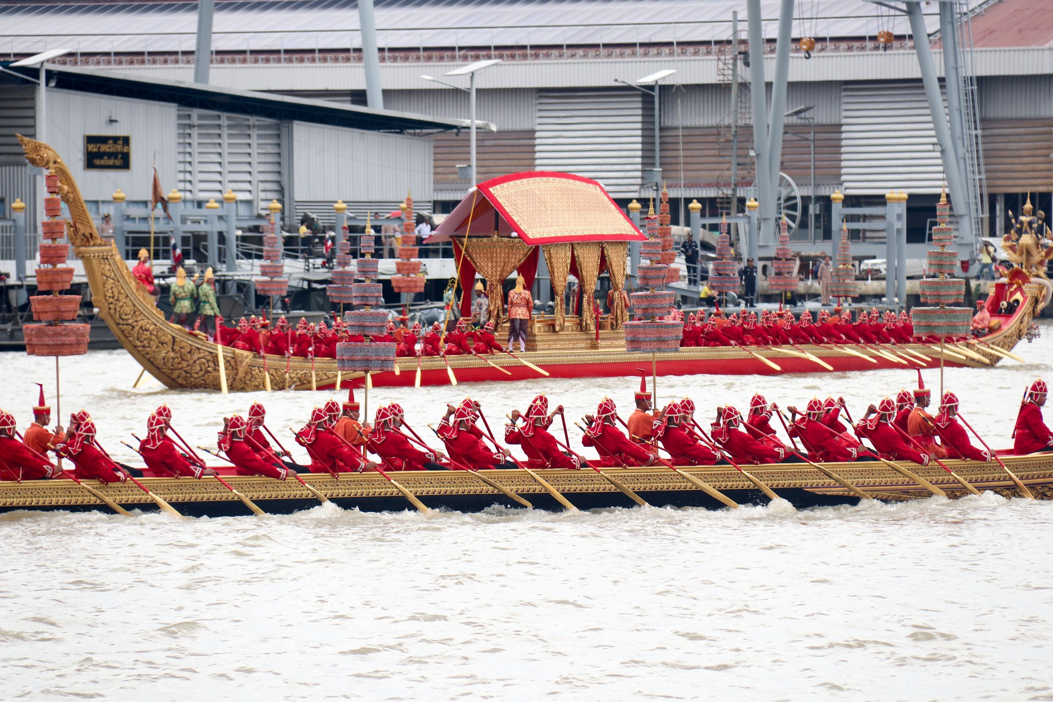 กองทัพเรือเชิญชมบรรยากาศการอัญเชิญเรือพระที่นั่ง เห่เฉลิมพระเกียรติ แบบผูกทุ่น