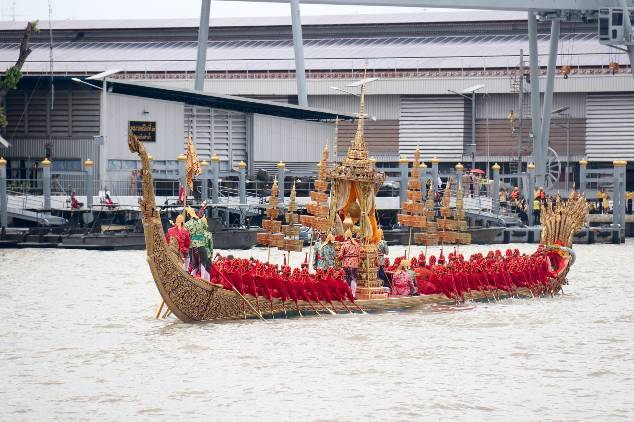 กองทัพเรือเชิญชมบรรยากาศการอัญเชิญเรือพระที่นั่ง เห่เฉลิมพระเกียรติ แบบผูกทุ่น