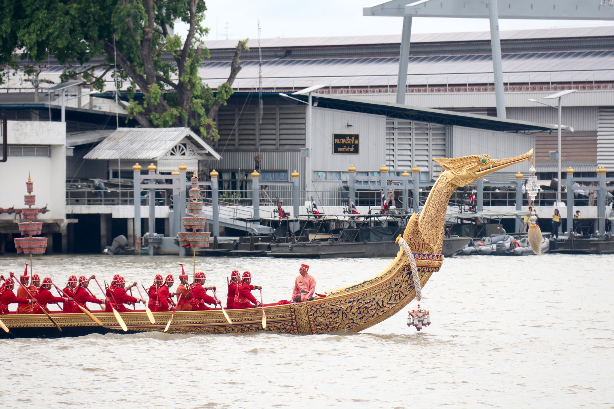 กองทัพเรือเชิญชมบรรยากาศการอัญเชิญเรือพระที่นั่ง เห่เฉลิมพระเกียรติ แบบผูกทุ่น