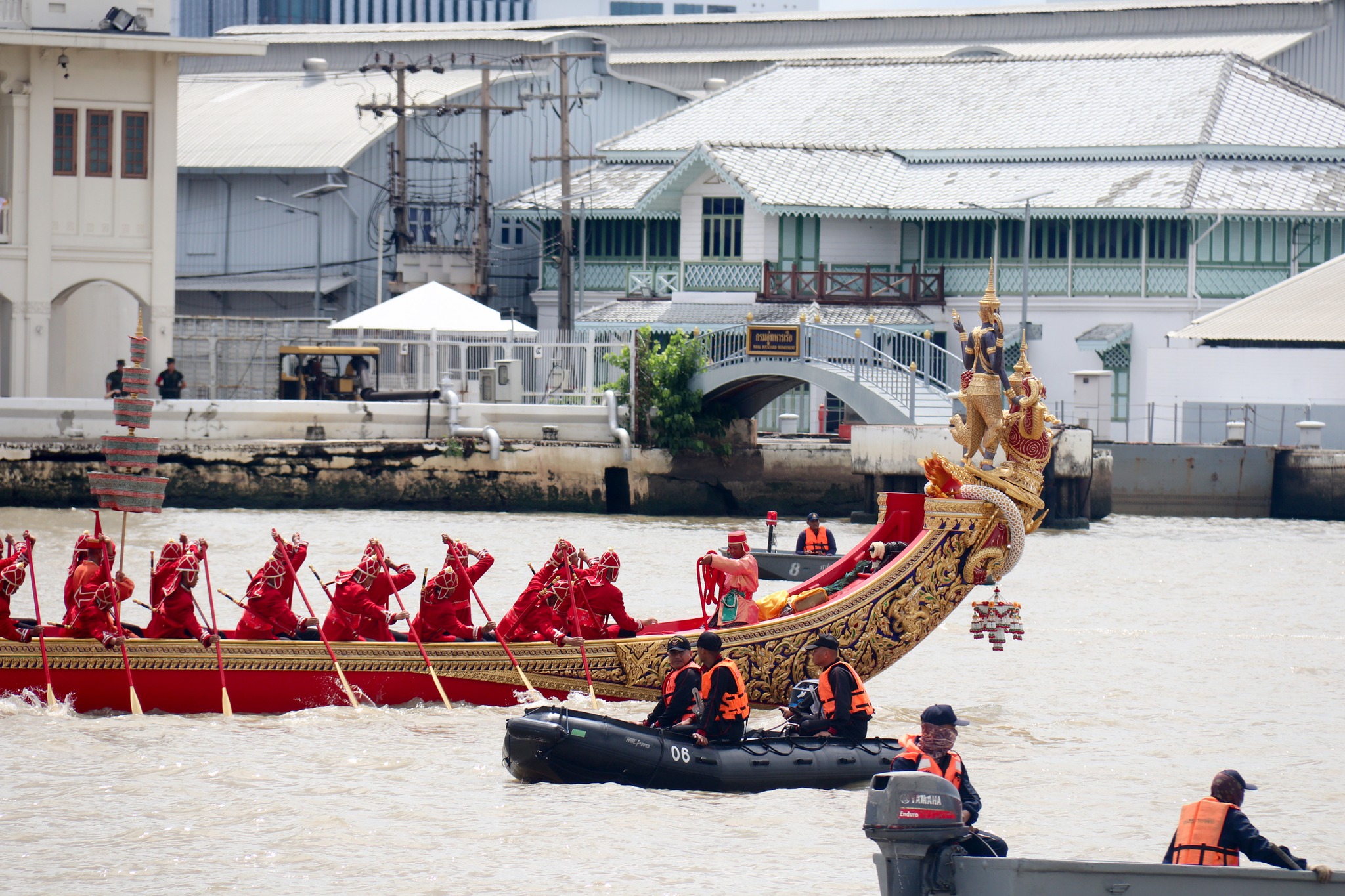 กองทัพเรือเชิญชมบรรยากาศการอัญเชิญเรือพระที่นั่ง เห่เฉลิมพระเกียรติ แบบผูกทุ่น