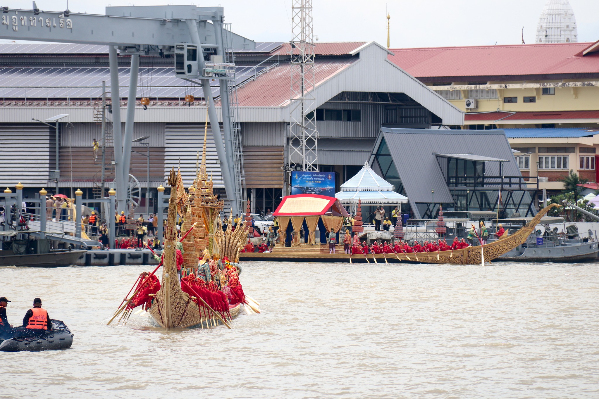 กองทัพเรือเชิญชมบรรยากาศการอัญเชิญเรือพระที่นั่ง เห่เฉลิมพระเกียรติ แบบผูกทุ่น