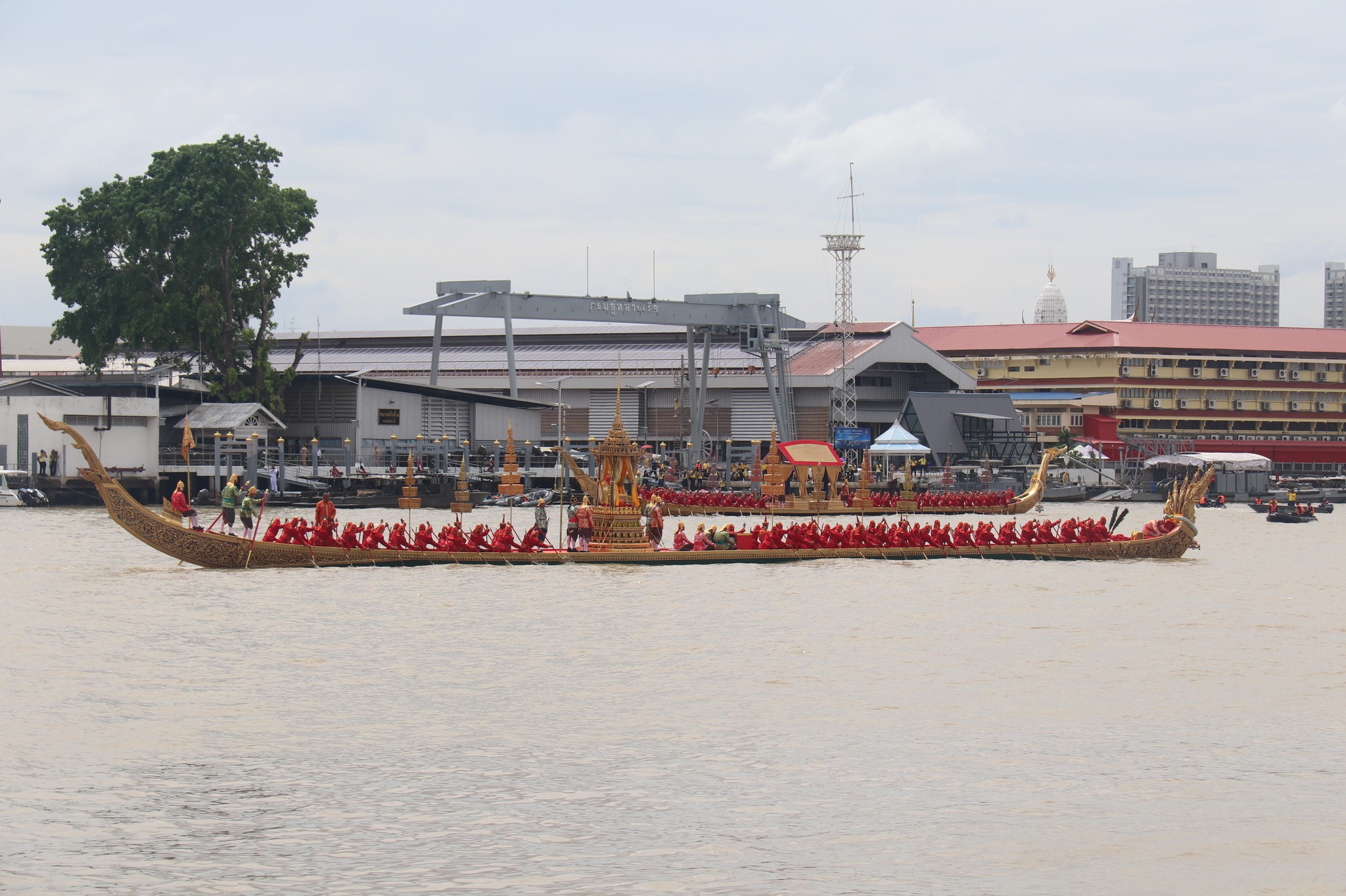 กองทัพเรือเชิญชมบรรยากาศการอัญเชิญเรือพระที่นั่ง เห่เฉลิมพระเกียรติ แบบผูกทุ่น