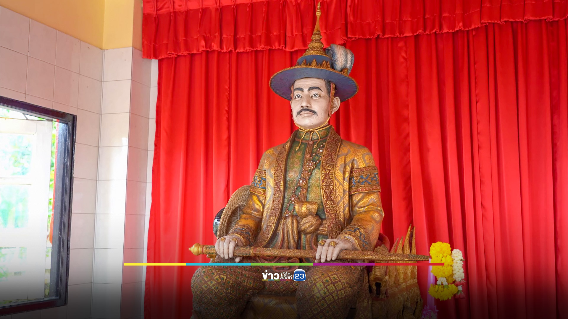 ชายเมาเหล้าเดินไปกินของไหว้ศาลพระเจ้าตากสิน แถมขโมยดาบกลับบ้าน
