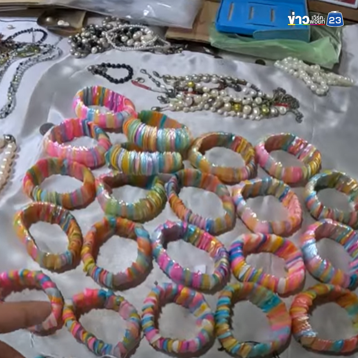 ดราม่าขายของแพง! คลิปคัลแลน-พี่จอง เที่ยวเกาะดัง ซื้อของฝากเปลือกหอยมุกราคา 500 บาท สร้อยข้อมือ 300 บาท