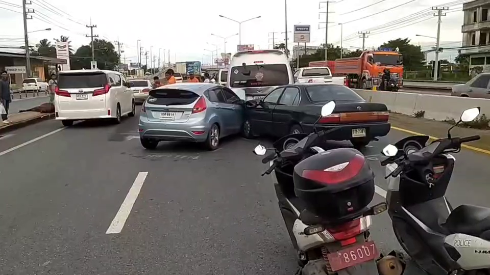 ม้าหลุดจากคอกเตลิดถูกรถชนตาย 2 ตัว