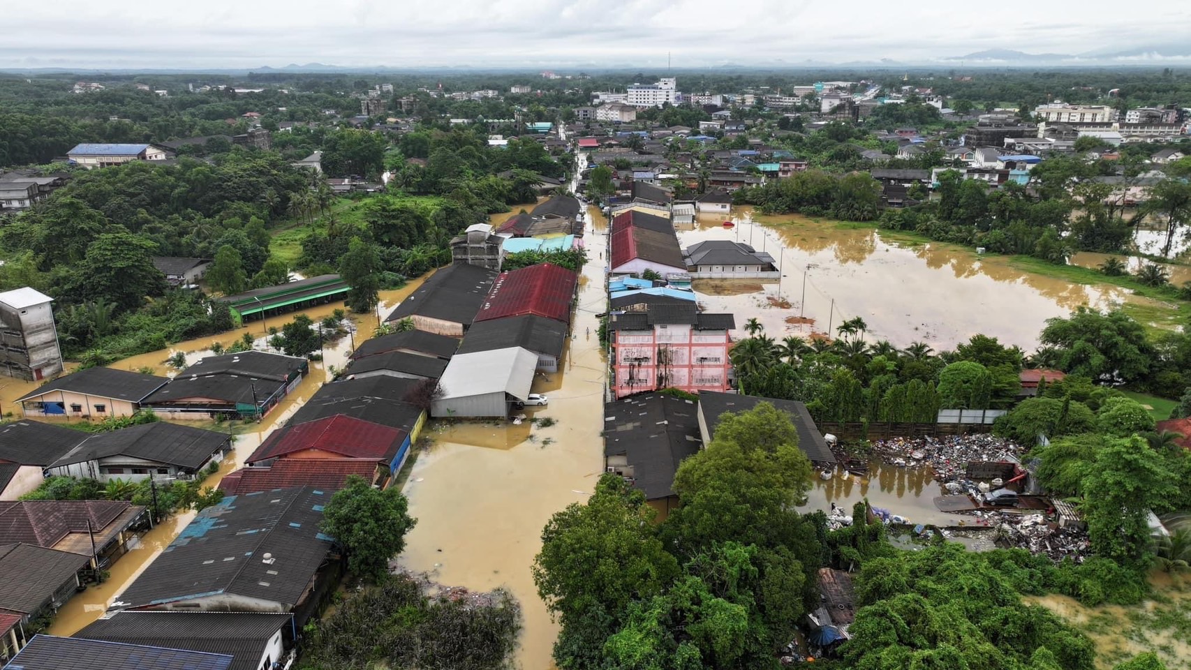 อัปเดต"น้ำท่วมตราด"ทหารช่วยขนแพะหนีตาย