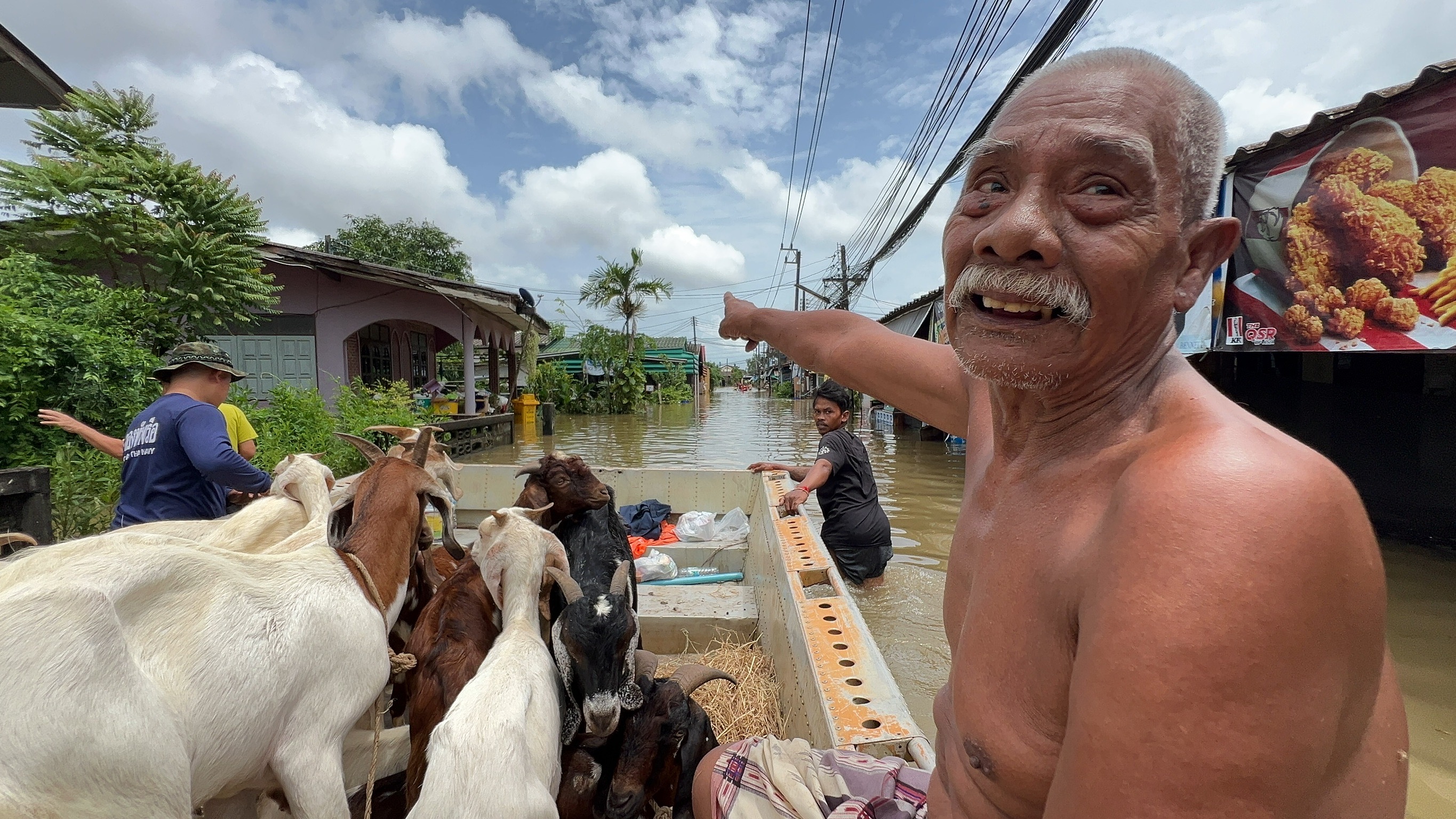 อัปเดต"น้ำท่วมตราด"ทหารช่วยขนแพะหนีตาย