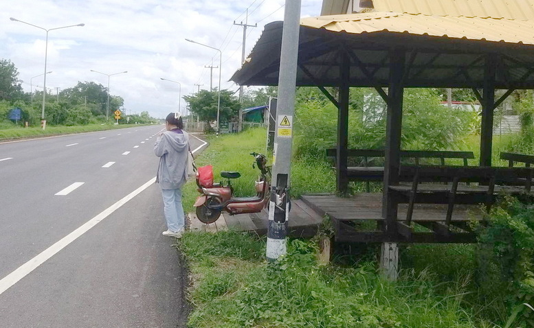 แห่ชื่นชม! หนุ่มอบต.ยกโอ่งน้ำขึ้นรถ ตะลุยเดี่ยวล้างขี้นกในศาลาริมทาง