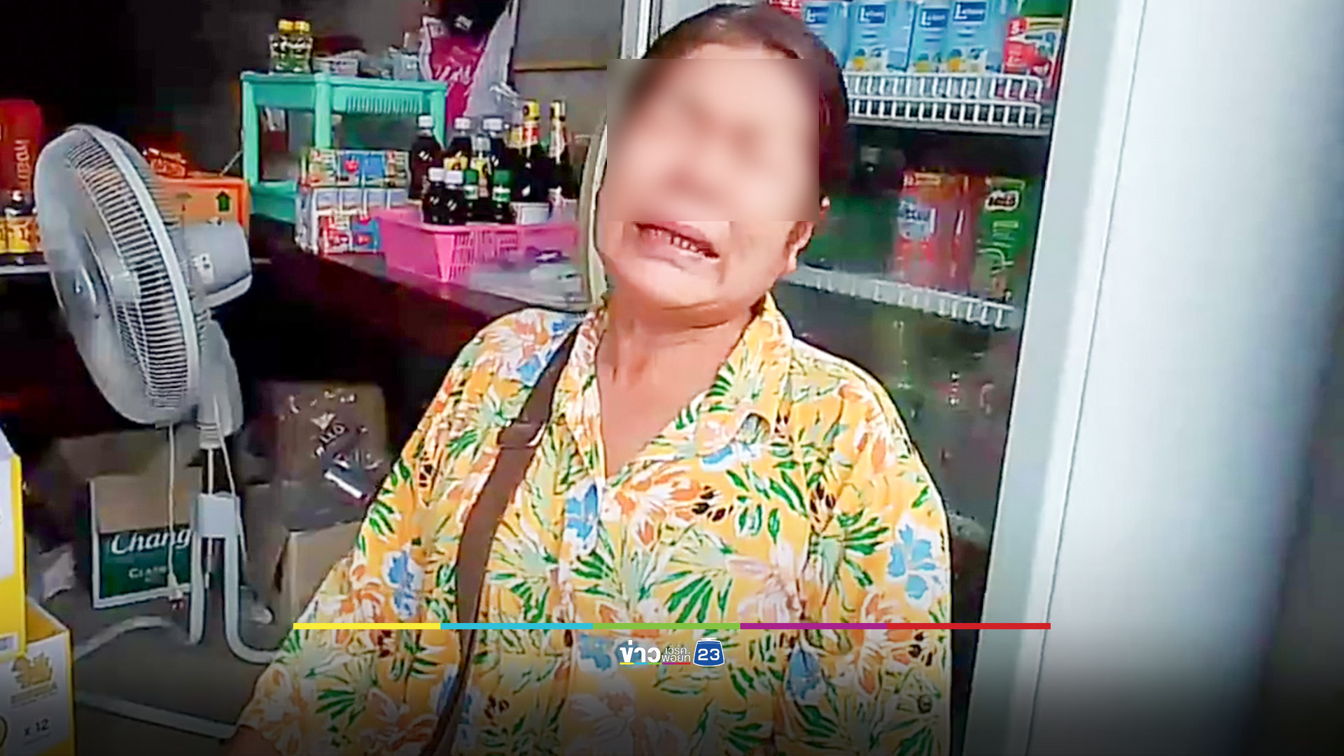 แม่ค้าเครียดหนี้ ปีนเสาสัญญาณหวังจบชีวิต