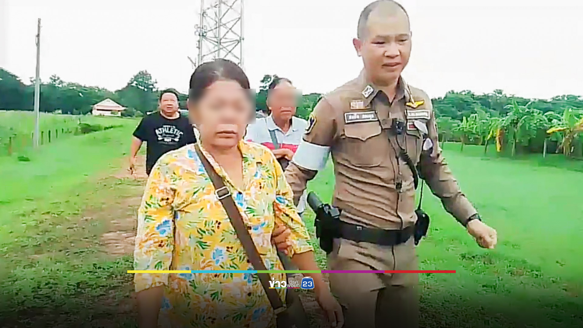 แม่ค้าเครียดหนี้ ปีนเสาสัญญาณหวังจบชีวิต