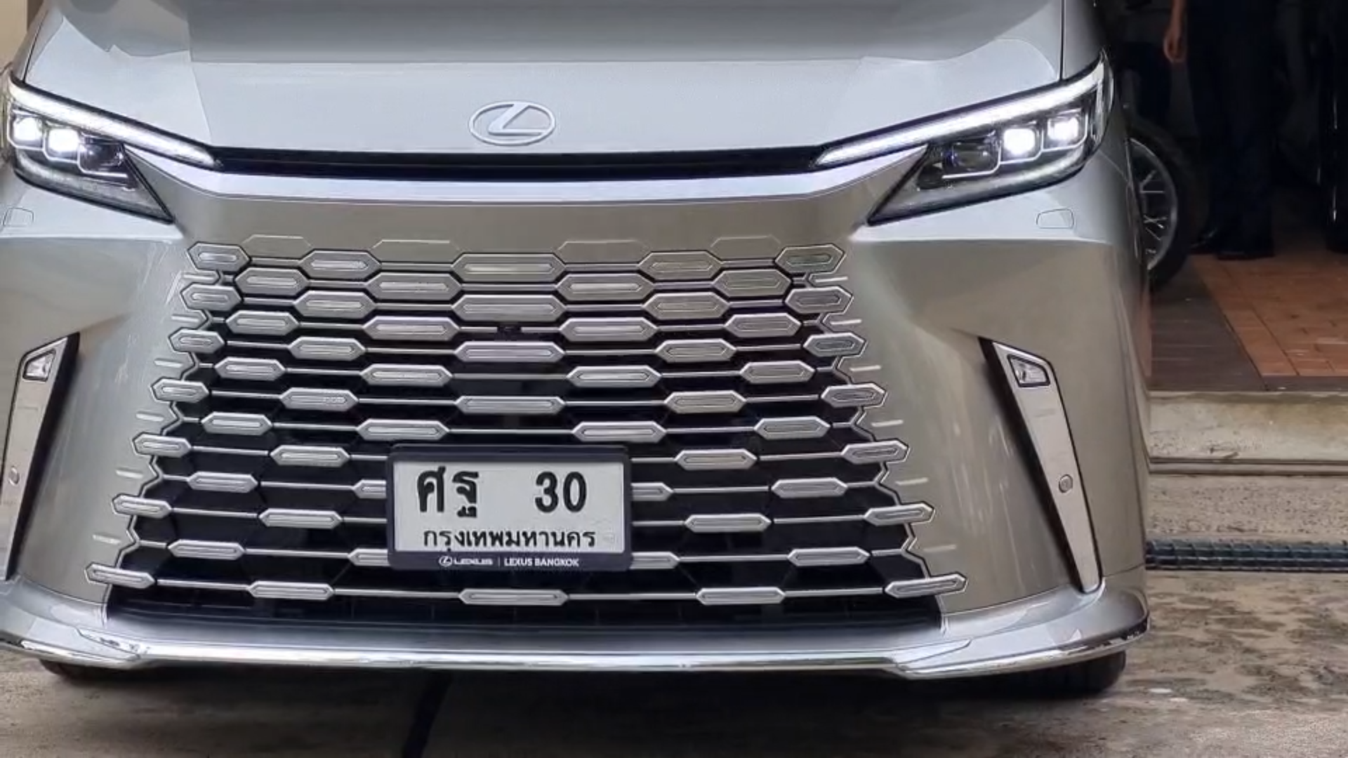 ส่องทะเบียนรถนายกฯเศรษฐา คันใหม่