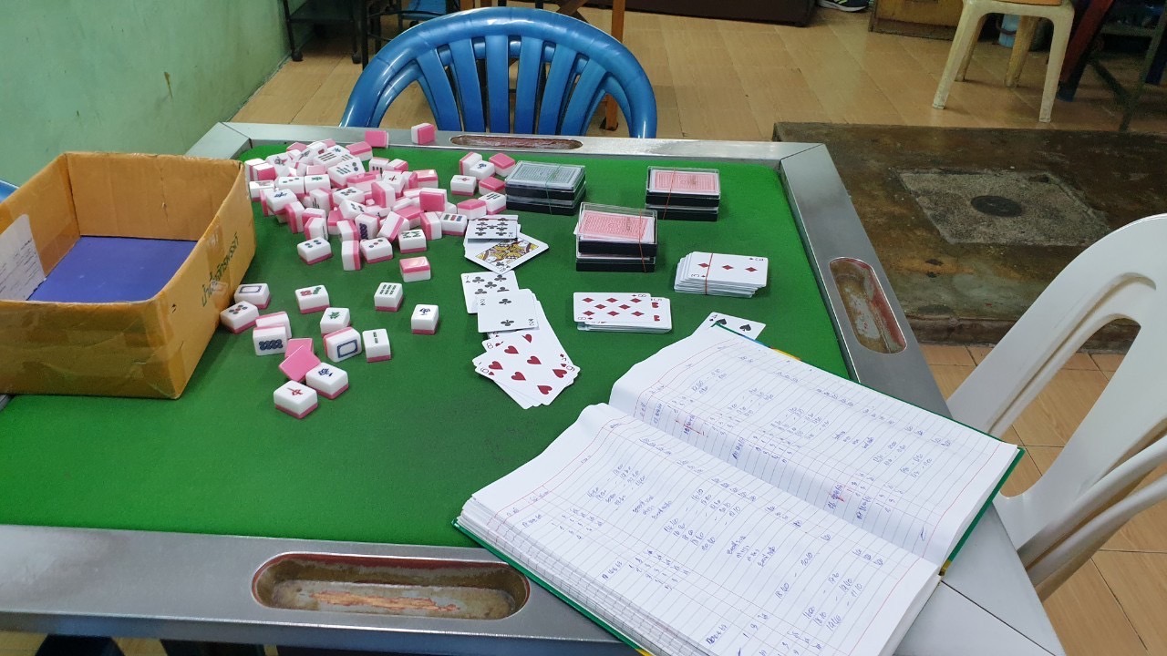 บุกทลายบ่อนใต้ลานจอดห้างดังย่านปิ่นเกล้า