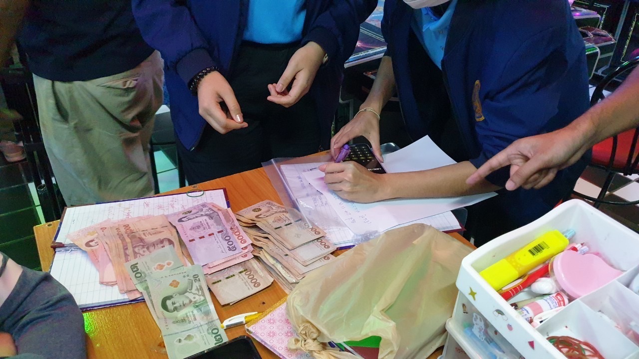 บุกทลายบ่อนใต้ลานจอดห้างดังย่านปิ่นเกล้า