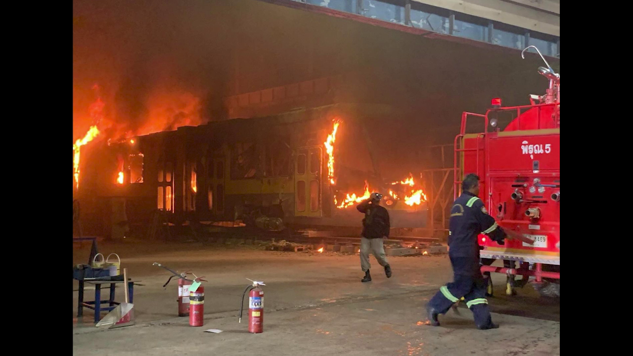 'รถไฟฟ้ารางเบา' LRT เกิดไฟไหม้ก่อนวันส่งมอบ