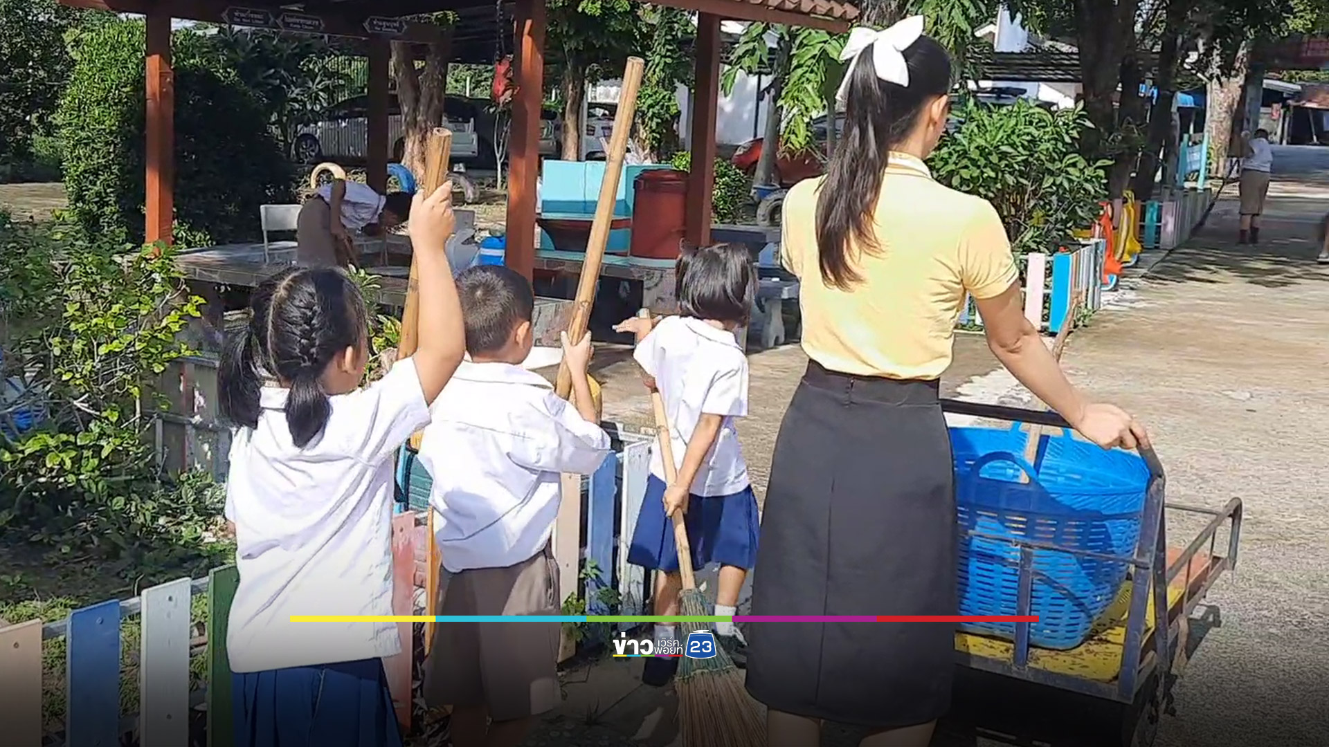 ไวรัล! ครูสาวแบกเครื่องตัดหญ้าลุยเอง เหตุภารโรงลาออก