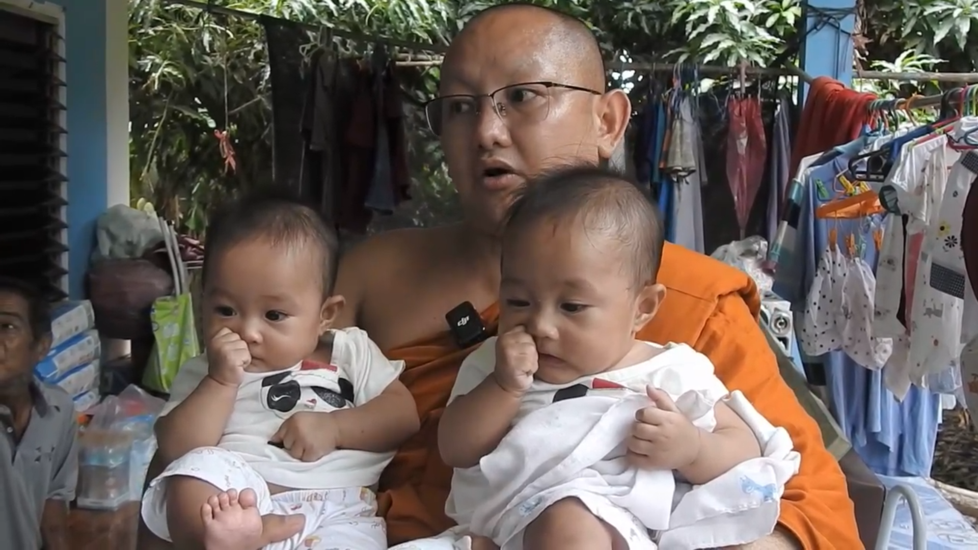 ชีวิตรันทด"เด็กหญิงฝาแฝด"วัย 6 เดือน แม่ทิ้ง พ่อติดคุก