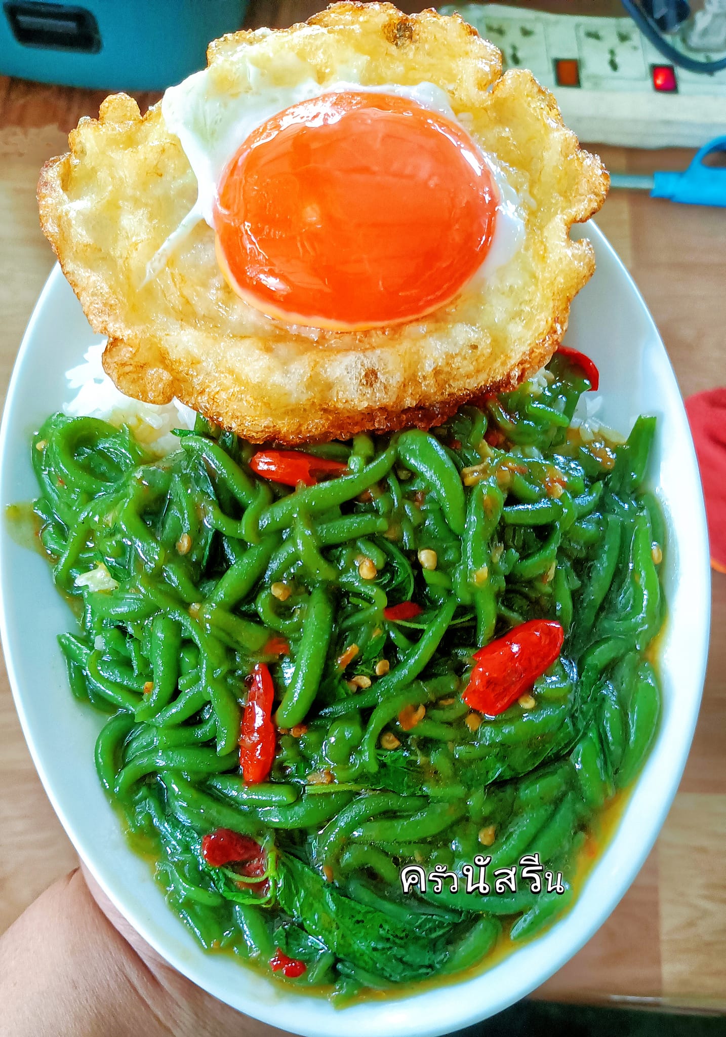 จัดให้ตามคำขอ! กะเพราลอดช่องไข่เป็ดดาว กินได้ไม่ได้เเย่