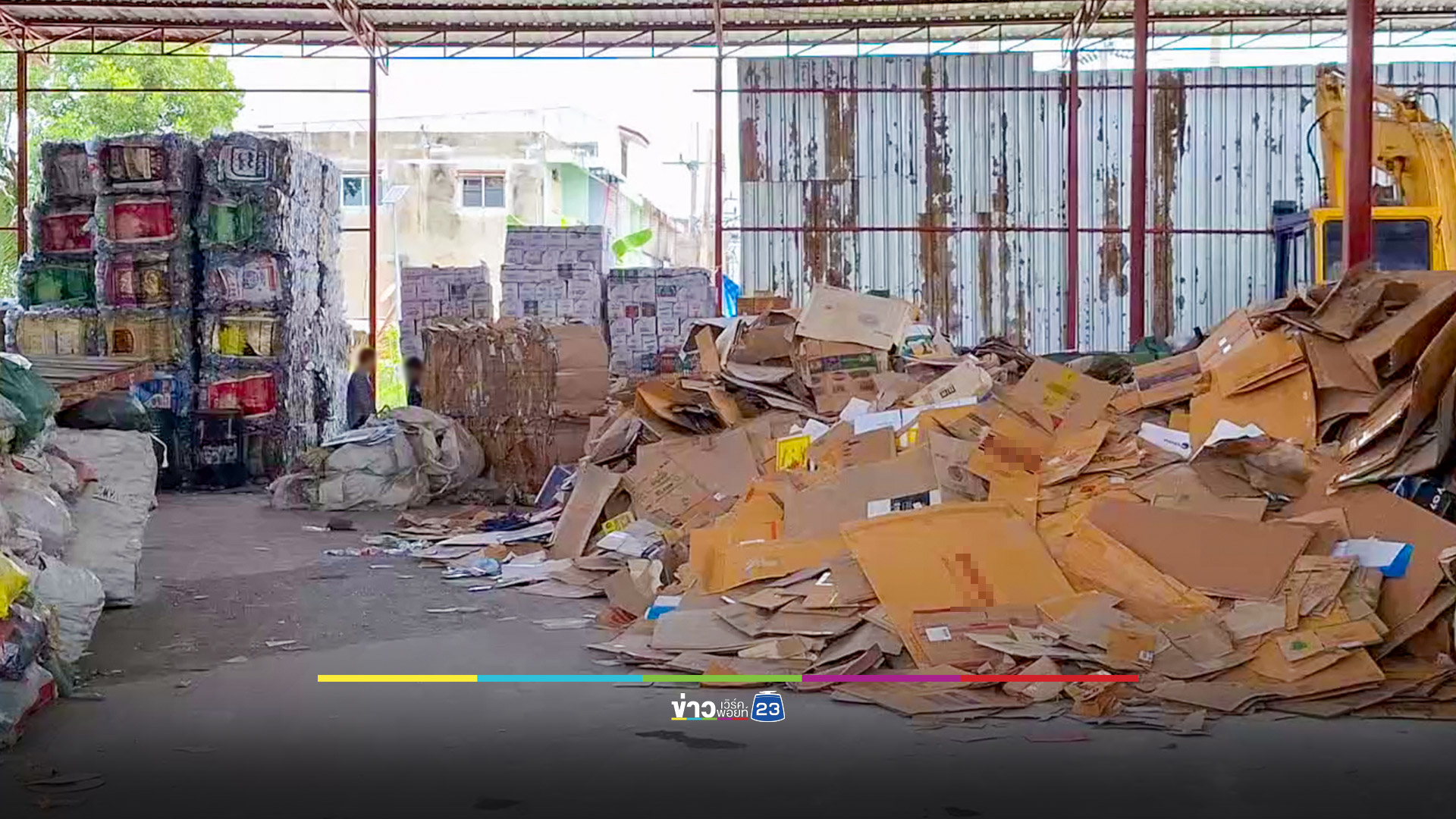 หนุ่มคนงานร้านรับซื้อของเก่า พลาดตกลงไปในเครื่องอัดก้อนกระดาษ โดนอัดดับอนาถ