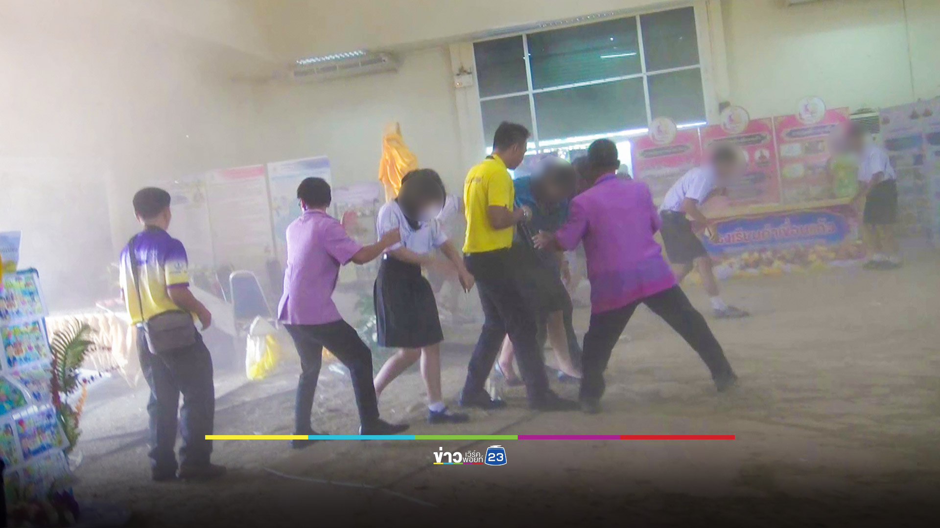 ฝ้าเพดานหอประชุมอำเภอ พังถล่มทับนักเรียน-ครู บาดเจ็บ 4 ราย