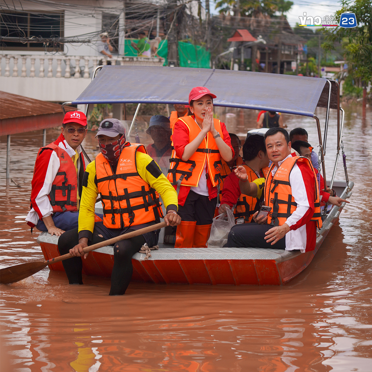 นายกฯ"อิ๊งค์" ลงเรือลุยน้ำท่วมน่าน แจกอาหาร - ถุงยังชีพ
