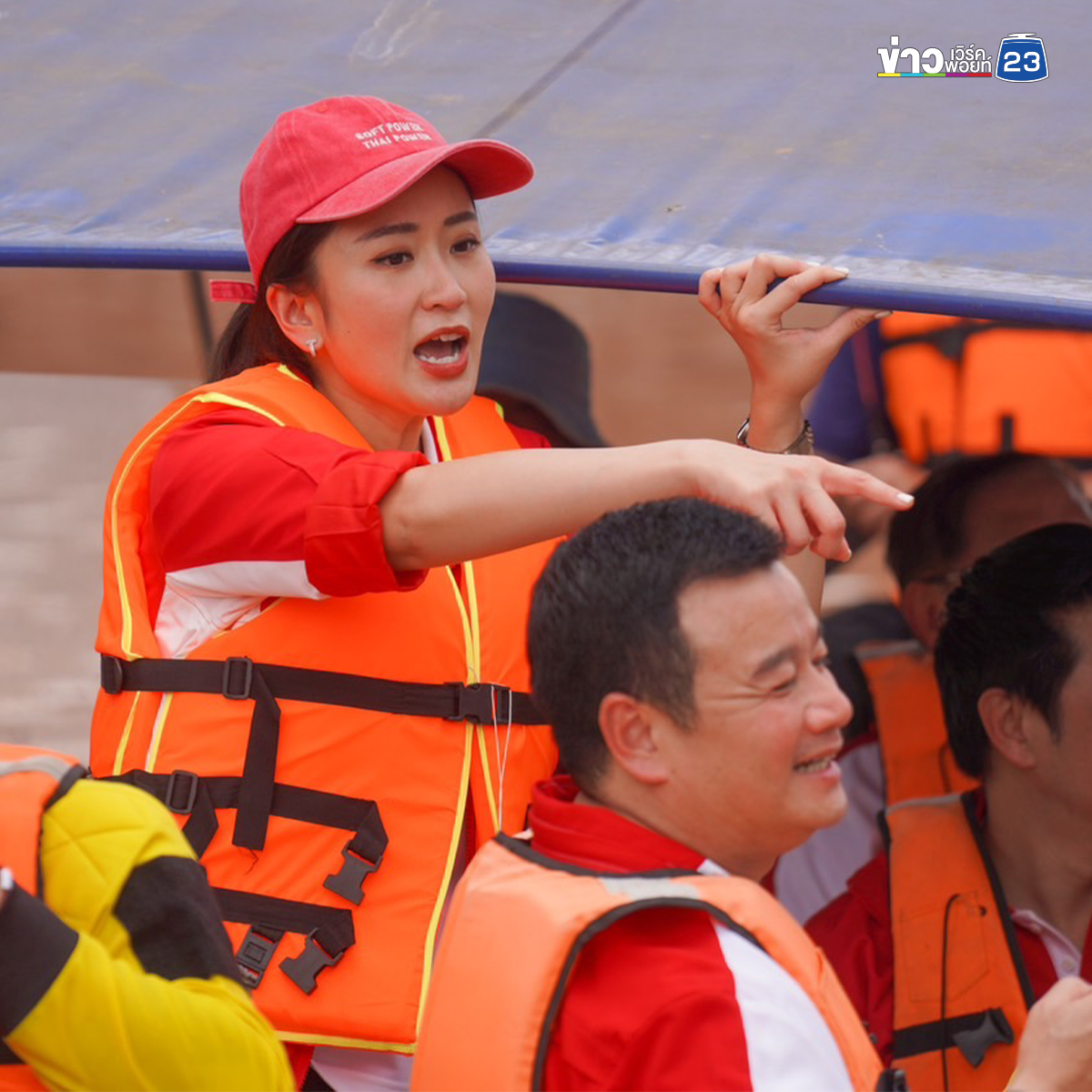 นายกฯ"อิ๊งค์" ลงเรือลุยน้ำท่วมน่าน แจกอาหาร - ถุงยังชีพ