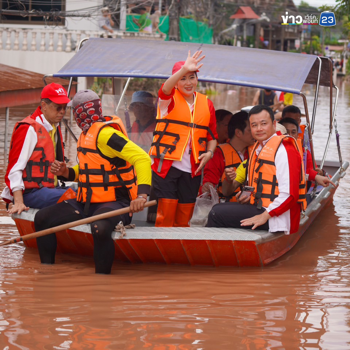 นายกฯ"อิ๊งค์" ลงเรือลุยน้ำท่วมน่าน แจกอาหาร - ถุงยังชีพ