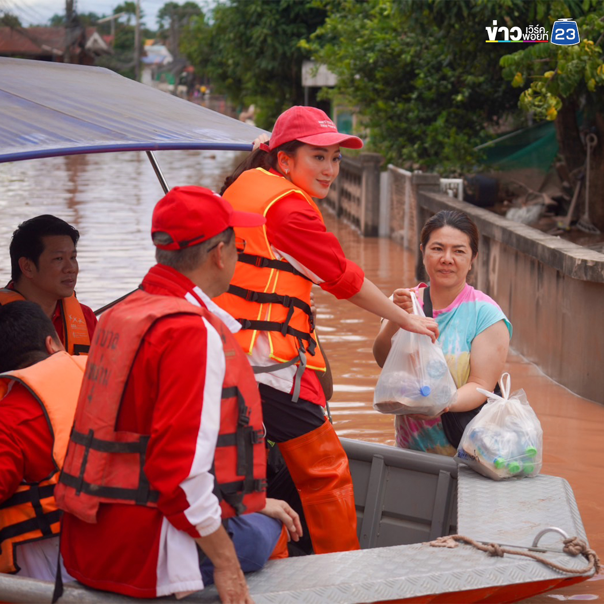 นายกฯ"อิ๊งค์" ลงเรือลุยน้ำท่วมน่าน แจกอาหาร - ถุงยังชีพ