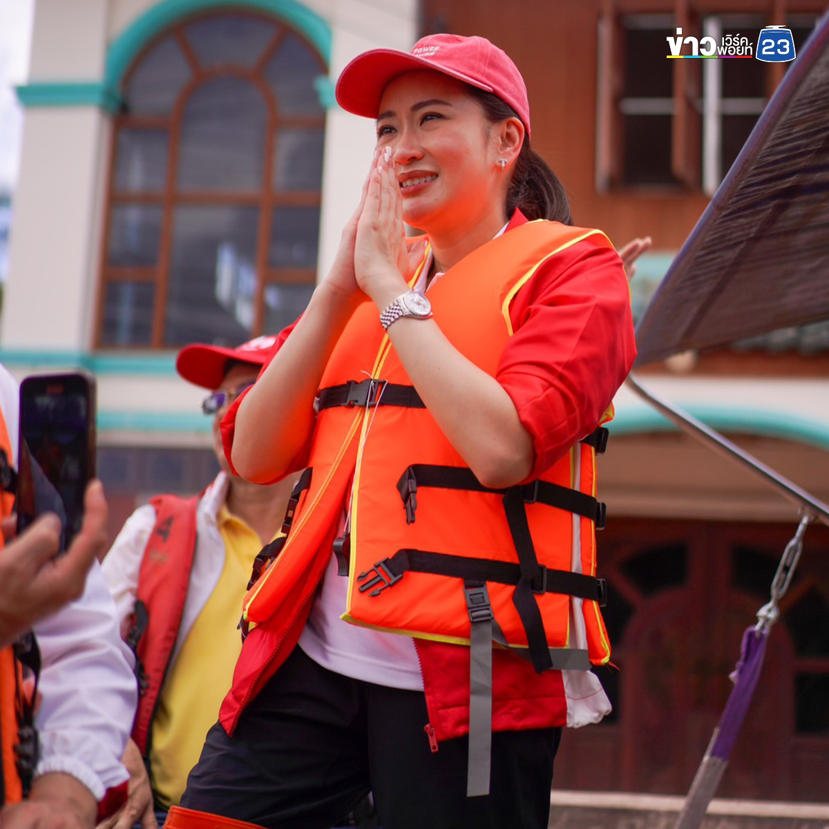 นายกฯ"อิ๊งค์" ลงเรือลุยน้ำท่วมน่าน แจกอาหาร - ถุงยังชีพ