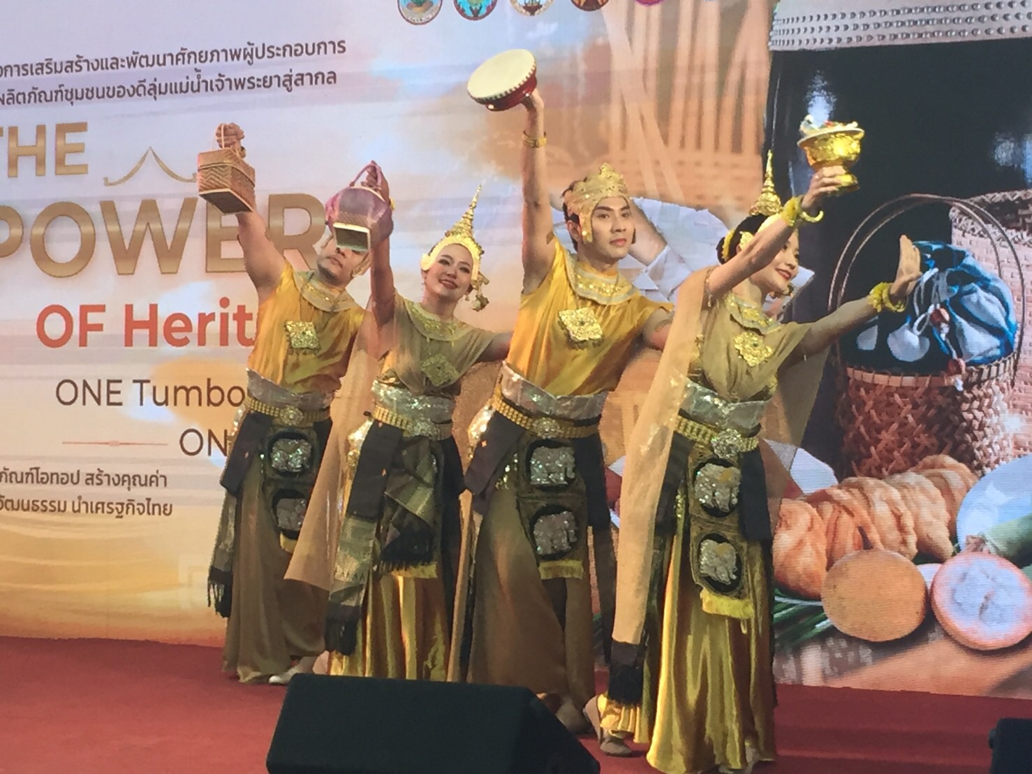 พช.อ่างทอง จัดมหกรรมช้อปชมชิมของดีลุ่มแม่น้ำเจ้าพระยา