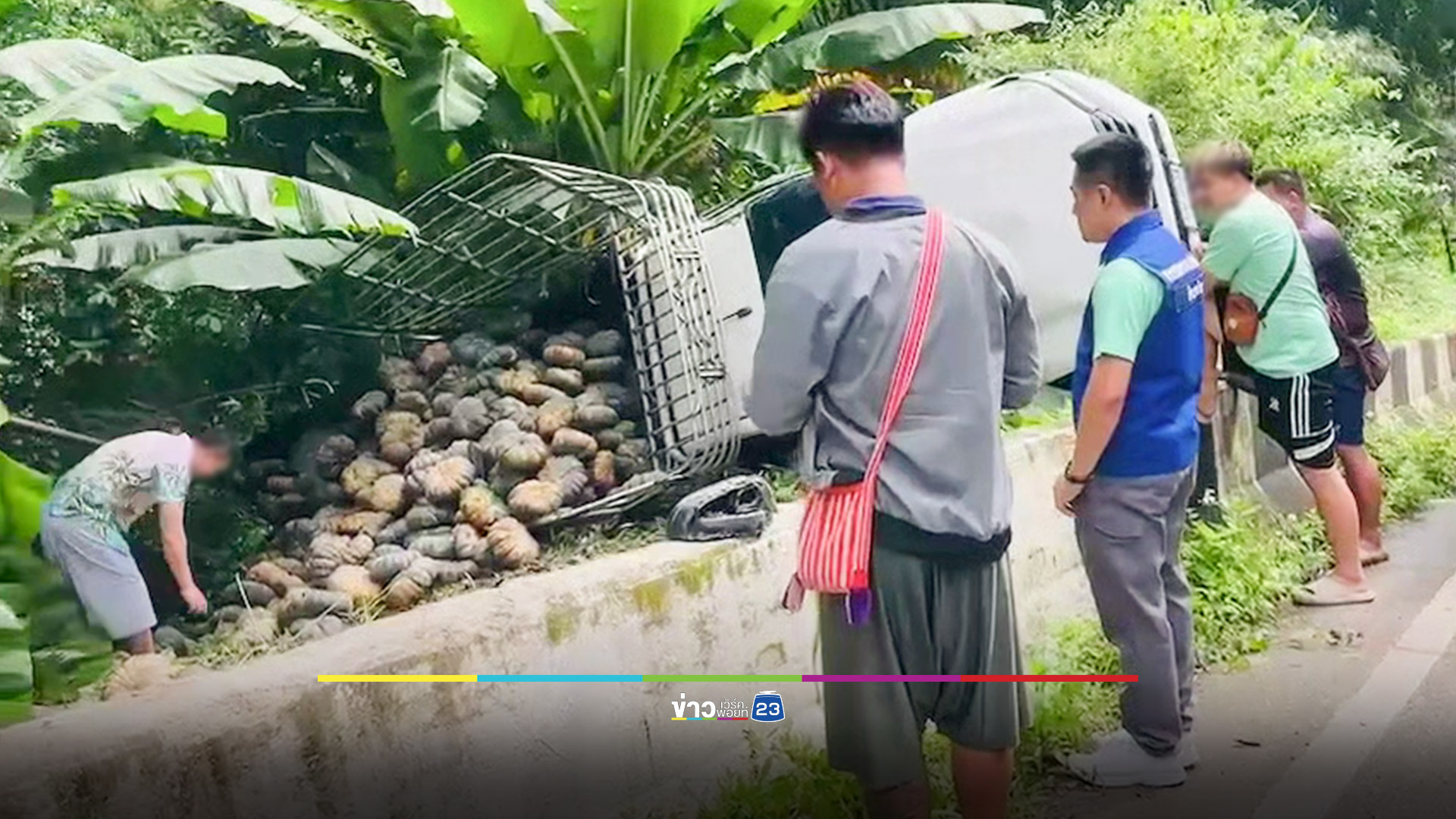 รถขนผักจะไปช่วยผู้ประสบภัยน้ำท่วม เสียหลักลงข้างทางพลิกคว่ำ