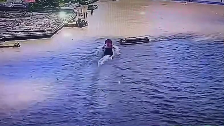 เปิดคลิปนาทีเรือนำเที่ยวพุ่งชนเรือด่วน ต่างชาติ-คนไทยเจ็บ 4