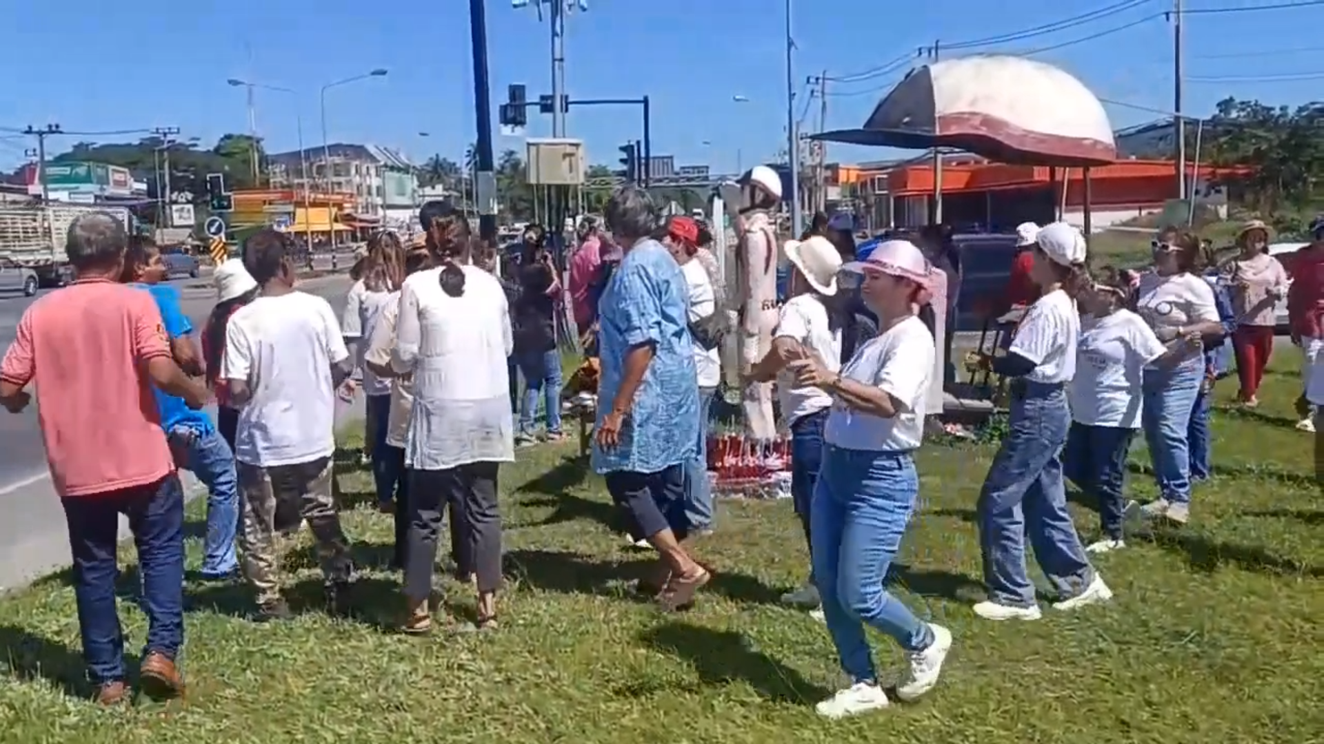 เซ่นหมูย่าง รำกลองยาว"แก้บนจ่าเฉย"บรรจุครูสำเร็จ