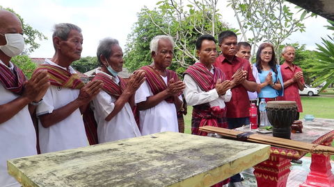 เซ่นไหว้เจ้าที่ ปิดหลักสูตรผู้สูงวัยพร้อมเลขเด็ด