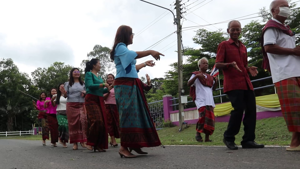 เซ่นไหว้เจ้าที่ ปิดหลักสูตรผู้สูงวัยพร้อมเลขเด็ด