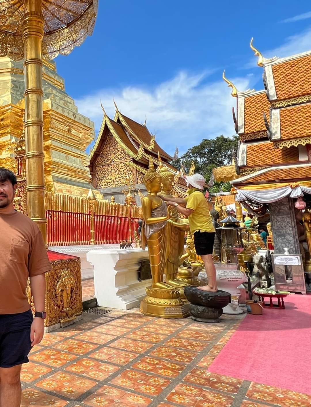 ดราม่า นทท.เหยียบรอยพระพุทธบาทจำลอง เพจวอนพระธาตุดอยสุเทพติดป้ายบอกห้ามขึ้นหรือห้ามขึ้นเหยียบ