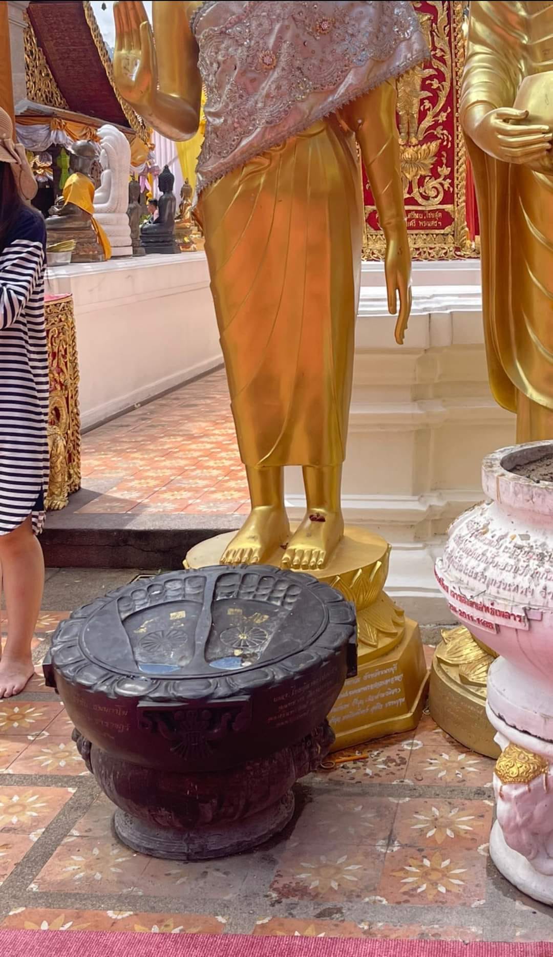 ดราม่า นทท.เหยียบรอยพระพุทธบาทจำลอง เพจวอนพระธาตุดอยสุเทพติดป้ายบอกห้ามขึ้นหรือห้ามขึ้นเหยียบ