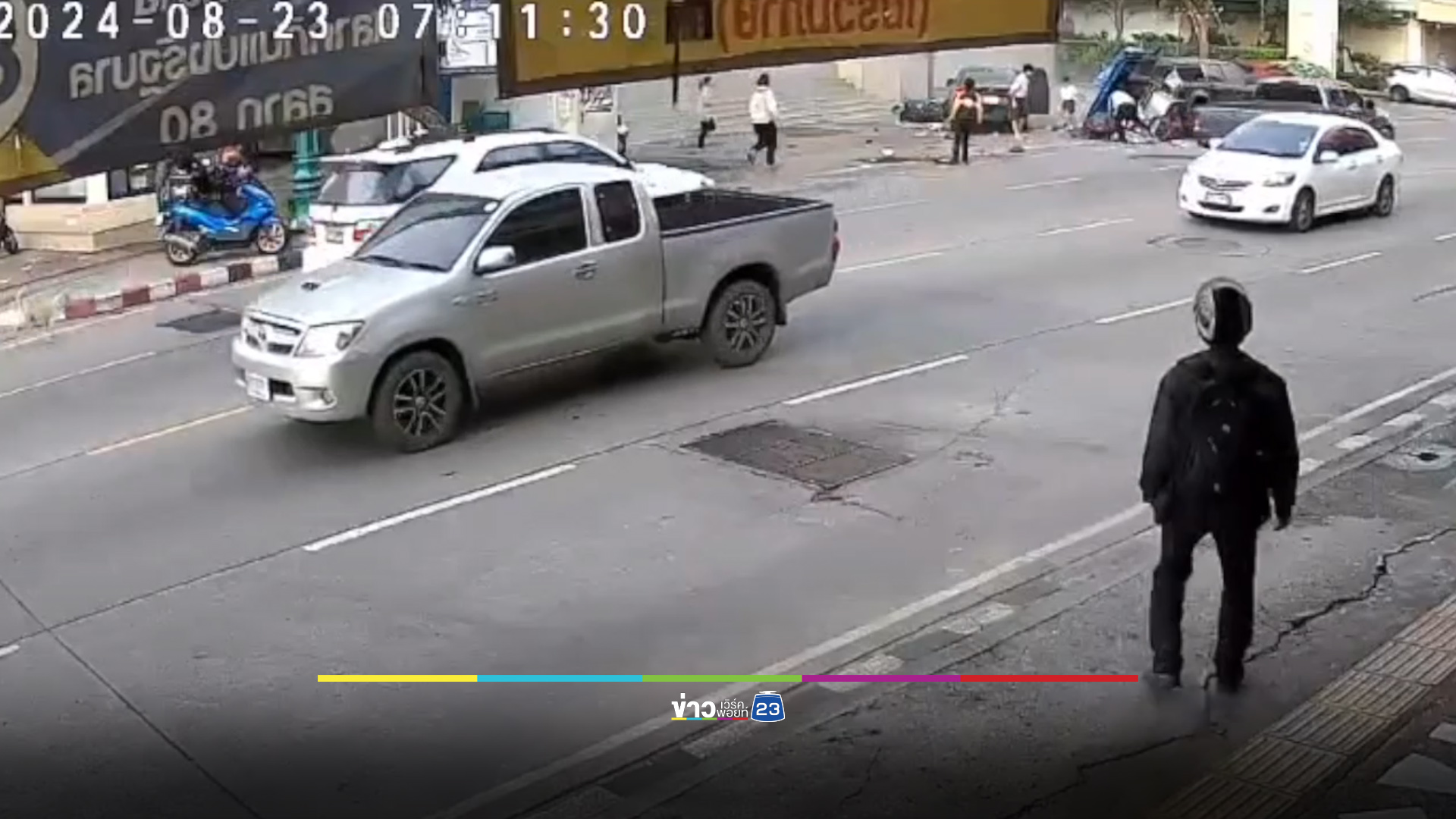 หมอเพิ่งลงเวร ขับเก๋งหลับในชนร้านหมูปิ้ง สาหัส 4 ราย